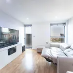 Top Floor Apt - 2 Bed/2 Bath + Private Balcony