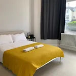 Wonderful 3 Bed Flat With Private Garden In Wimbledon - 1 The Queens