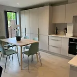 Wonderful 3 Bed Flat With Private Garden In Wimbledon - 1 The Queens