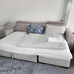 12 Minutes To Central London Kings Cross, 6 Minutes Walks To The Train Station - Free Parking 3 Bed 2 Bath Fully Refurbished Flat No Party Or Gathering Allowed
