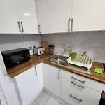 12 Minutes To Central London Kings Cross, 6 Minutes Walks To The Train Station - Free Parking 3 Bed 2 Bath Fully Refurbished Flat No Party Or Gathering Allowed