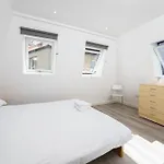Modern Apartment In South West London