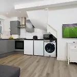 Modern Apartment In South West London