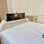 Luxurious 2-Bedroom, 2-Bathroom Paddington Retreat With En-Suite Tv Bed