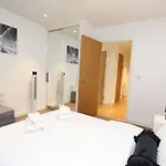 Spacious & Modern 1 Bedroom Close To Station In E16