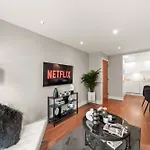 Luxury 1 Bed Flat, Minutes From Canary Wharf And South Quay Station