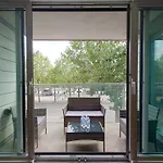 Fully Serviced Two Bed Apartment By Excel & O2