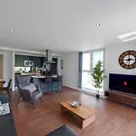 Fully Serviced Two Bed Apartment By Excel & O2