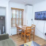 Evergreen Apartments-Flat 4, London