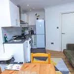 Evergreen Apartments-Flat 4, London