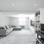 4 Bed Modern House Next To Hyde Park