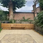 West London Stunning Garden Flat - Period Features