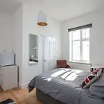 Large Modern Spacious House 6 Bedrooms 5 Bathrooms