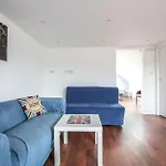 Large Modern Spacious House 6 Bedrooms 5 Bathrooms