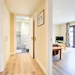 Spacious & Modern 2 Bed Sleeps 5 In Walthamstow