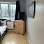 1 Bedroom Flat In Whitechapel, London