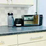 Falcon - 2 Bedroom Ground Floor Flat In Central London