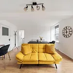 Sleek Shoreditch Hideout - 2 Bed Gem With Balcony In Central London