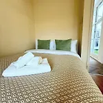Apartment With Balcony - On High Street - Sleeps 6