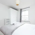 Stylish Apartment In Putney