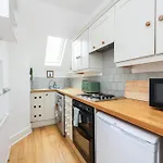 Stylish Apartment In Putney