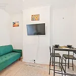 Cosy Tottenham Apartment Sleeps 4
