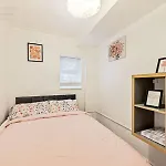 Cosy Tottenham Apartment Sleeps 4