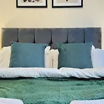 Falcon - 2 Bedroom Ground Floor Flat In Central London