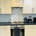 Falcon - 2 Bedroom Ground Floor Flat In Central London