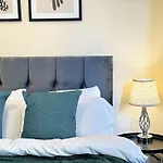 Falcon - 2 Bedroom Ground Floor Flat In Central London