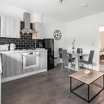 Modern Family Home W/Wi-Fi, Netflix, Self Check-In