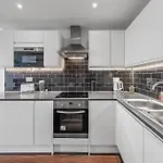 New Apartment 20 Mins From Waterloo London Bp36