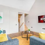 Tottenham- Exquisite 4-Bed Retreat With Ping Pong And Pool - Sleeps 7, Free Parking, Contractors & Long Stays Welcome