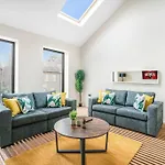 Tottenham- Exquisite 4-Bed Retreat With Ping Pong And Pool - Sleeps 7, Free Parking, Contractors & Long Stays Welcome