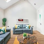 Tottenham- Exquisite 4-Bed Retreat With Ping Pong And Pool - Sleeps 7, Free Parking, Contractors & Long Stays Welcome