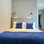Kensington 2 Bedroom House-Big Living Area And Kitchen-Harrods-National History Museum-Hyde Park-Near 2 Underground Lines