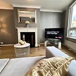 Kensington 2 Bedroom House-Big Living Area And Kitchen-Harrods-National History Museum-Hyde Park-Near 2 Underground Lines