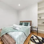 Modern Spacious 1 Bed Flat Near Richmond Park