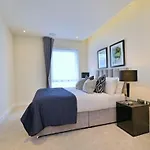 Room In Luxury Modern Home With Pool, Gym & Spa Access