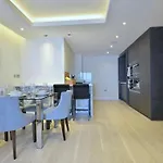 Room In Luxury Modern Home With Pool, Gym & Spa Access