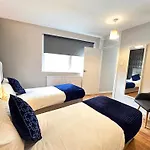 Kensington 2 Bedroom House-Big Living Area And Kitchen-Harrods-National History Museum-Hyde Park-Near 2 Underground Lines
