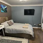 Amazing Ground Floor One Bedroom Apartment Forest Road