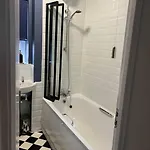 Flat In White City - Westfield