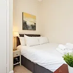 Elegant Earl\'S Court Flat By Underthedoormat