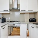 Elegant Earl\'S Court Flat By Underthedoormat