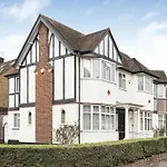 Large 5 Bedroom House In Finchley