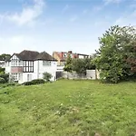 Large 5 Bedroom House In Finchley