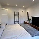 3 Bed Luxury House, 10 Min Walk To Underground