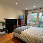 3 Bed Luxury House, 10 Min Walk To Underground