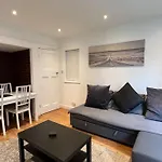 3 Bed Luxury House, 10 Min Walk To Underground